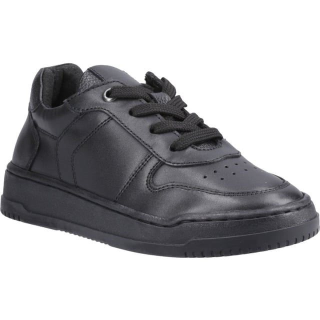 Coole Sneaker-Optik trifft auf Komfort bei dem Dougie-Schuh, mit einem weichen Kragen und einem dämpfenden Fußbett für Bequemlichkeit sowie einer Schnürung für einen sicheren Sitz.