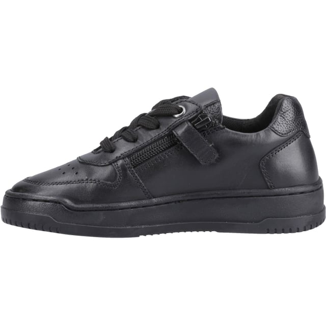 Coole Sneaker-Optik trifft auf Komfort bei dem Dougie-Schuh, mit einem weichen Kragen und einem dämpfenden Fußbett für Bequemlichkeit sowie einer Schnürung für einen sicheren Sitz.