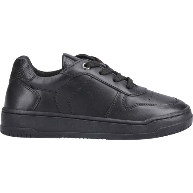 Coole Sneaker-Optik trifft auf Komfort bei dem Dougie-Schuh, mit einem weichen Kragen und einem dämpfenden Fußbett für Bequemlichkeit sowie einer Schnürung für einen sicheren Sitz.