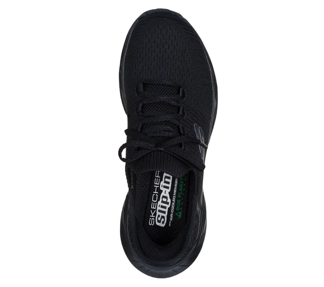 Skechers Edgeridge Dames Zwarte Sneakers Skechers Hands Free Slip-ins®. Deze milieuvriendelijke, veganistische sportsneaker is gemaakt van gerecyclede materialen en heeft een ademend stretchgebreid bovenwerk met vaste stretchveters voor gemakkelijk aantrekken. Ontworpen voor de hele dag ondersteuning, het bevat een goed gedempte tussenzool en een Skechers Air-Cooled Memory Foam® inlegzool voor superieur comfort en luchtcirculatie. Perfect voor wandelen, reizen en dagelijks gebruik.