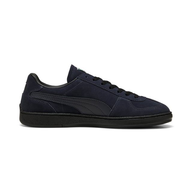PRODUCT STORY: The Super Team sneakers first hit the scene in 1982. Fast forward to the 2020s and we're bringing it back. This version stays true to the OG, made for handball goalkeepers, with a suede upper and leather PUMA Formstrip on the side. FEATURES & BENEFITS: PUMA's leather products support responsible manufacturing via the Leather Working Group.  DETAILS: Leather upper; Suede tongue; Breathable synthetic collar; Mesh OrthoLite footbed; Leather PUMA Formstrip.