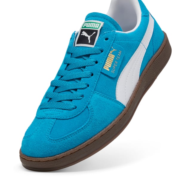 PRODUCT STORY: The Super Team sneakers first hit the scene in 1982. Fast forward to the 2020s and we're bringing it back. This version stays true to the OG, made for handball goalkeepers, with a suede upper and leather PUMA Formstrip on the side. FEATURES & BENEFITS: PUMA's leather products support responsible manufacturing via the Leather Working Group.  DETAILS: Leather upper; Suede tongue; Breathable synthetic collar; Mesh OrthoLite footbed; Leather PUMA Formstrip.