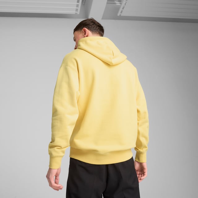 PRODUCT STORY: Show your love for the Cityzens with this MMQ hoodie. Featuring a PUMA Cat embroidery, adjustable hood, and premium French terry fabric, it's all about minimalistic aesthetics and sophisticated details. Celebrate your club with the finest quality and contemporary design that speaks volumes at the Etihad Stadium and beyond. FEATURES & BENEFITS: Made with at least 20% recycled cotton. DETAILS: Relaxed fit; Terry material; Regular length; Hood; Long sleeves; Kangaroo pocket; PUMA branding details.