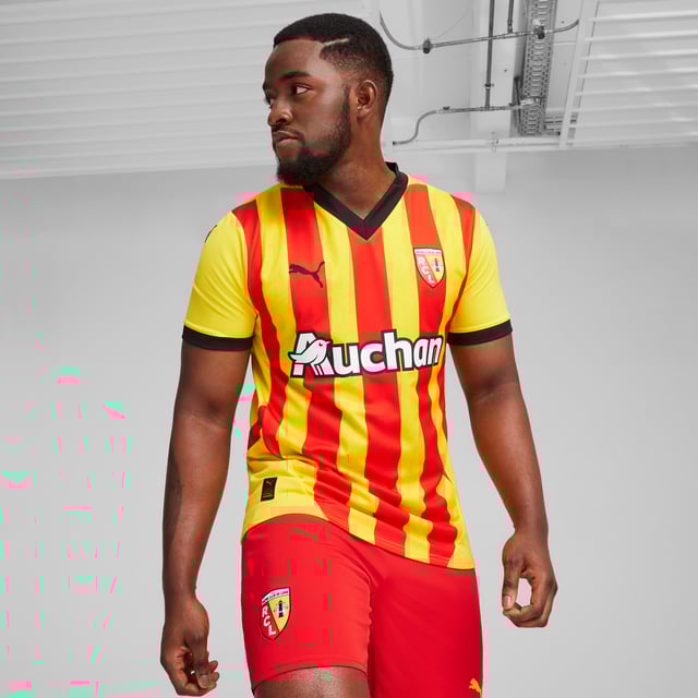 PRODUCT STORY: Gear up and show your allegiance to RC Lens with the official 24/25 Home jersey. It features our moisture-wicking dryCELL tech to keep you feeling cool and comfortable. FEATURES & BENEFITS: dryCELL: Performance technology designed to wick moisture from the body and keepyou free of sweat during exercise; As part of the RE:FIBRE program, this garment is made of at least 95% recycled material from textile waste and other used materials. DETAILS: Regular fit; 170 gsm, Jacquard; Crew neck; Short sleeves; Official team branding.