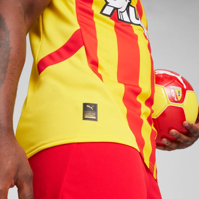 PRODUCT STORY: Gear up and show your allegiance to RC Lens with the official 24/25 Home jersey. It features our moisture-wicking dryCELL tech to keep you feeling cool and comfortable. FEATURES & BENEFITS: dryCELL: Performance technology designed to wick moisture from the body and keepyou free of sweat during exercise; As part of the RE:FIBRE program, this garment is made of at least 95% recycled material from textile waste and other used materials. DETAILS: Regular fit; 170 gsm, Jacquard; Crew neck; Short sleeves; Official team branding.