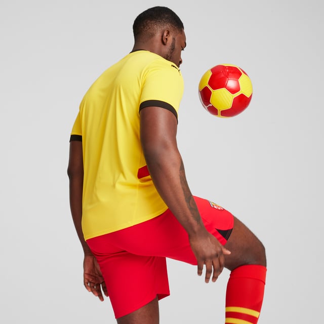 PRODUCT STORY: Gear up and show your allegiance to RC Lens with the official 24/25 Home jersey. It features our moisture-wicking dryCELL tech to keep you feeling cool and comfortable. FEATURES & BENEFITS: dryCELL: Performance technology designed to wick moisture from the body and keepyou free of sweat during exercise; As part of the RE:FIBRE program, this garment is made of at least 95% recycled material from textile waste and other used materials. DETAILS: Regular fit; 170 gsm, Jacquard; Crew neck; Short sleeves; Official team branding.