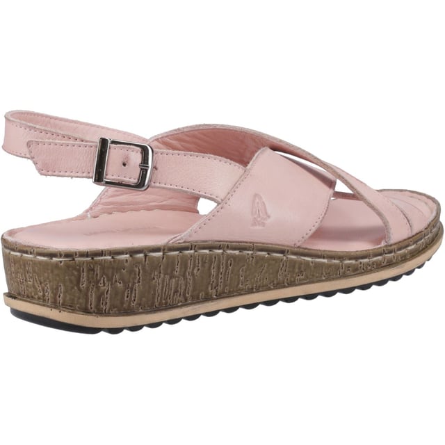 Die Damen Elena Crossover Wedge Sandale von Hush Puppies wird Ihnen Schwung in Ihren Schritt bringen. Sie besteht aus weichem, hochwertigem Leder und verfügt über ein weiches Lederfutter sowie eine extra gepolsterte Ledersocke für maximalen Komfort. Leichte, flexible und strapazierfähige Sohle.