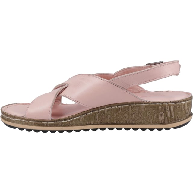 Die Damen Elena Crossover Wedge Sandale von Hush Puppies wird Ihnen Schwung in Ihren Schritt bringen. Sie besteht aus weichem, hochwertigem Leder und verfügt über ein weiches Lederfutter sowie eine extra gepolsterte Ledersocke für maximalen Komfort. Leichte, flexible und strapazierfähige Sohle.