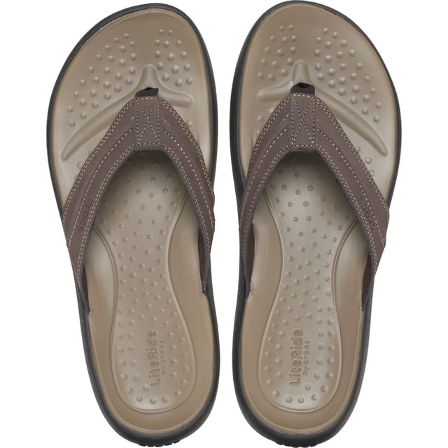 Faux leather uppers with stitched details add a dose of ruggedness to the Men's Yukon Vista II LiteRide Flip. Get outside in comfort with textile-based toe-posts and feel stylish in this versatile, easygoing flip.