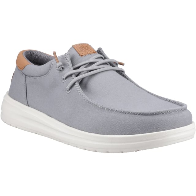 Deze comfortabele schoenen hebben een lichtgewicht, flexibele outsole voor een feathery comfort en een gripbottom voor extra traction. Het zachte canvas bovenwerk, de hak en de voering met leren details tillen je look naar een hoger niveau, terwijl ons gemakkelijke aan-systeem alles moeiteloos houdt.