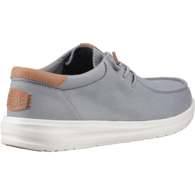 Deze comfortabele schoenen hebben een lichtgewicht, flexibele outsole voor een feathery comfort en een gripbottom voor extra traction. Het zachte canvas bovenwerk, de hak en de voering met leren details tillen je look naar een hoger niveau, terwijl ons gemakkelijke aan-systeem alles moeiteloos houdt.