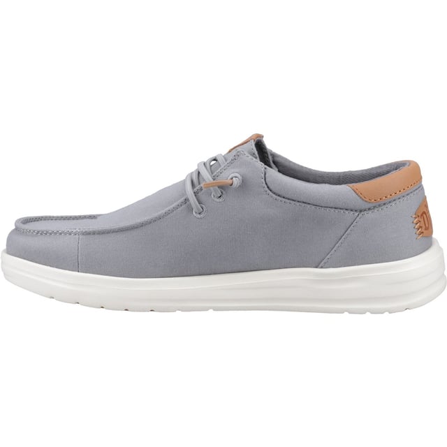 Deze comfortabele schoenen hebben een lichtgewicht, flexibele outsole voor een feathery comfort en een gripbottom voor extra traction. Het zachte canvas bovenwerk, de hak en de voering met leren details tillen je look naar een hoger niveau, terwijl ons gemakkelijke aan-systeem alles moeiteloos houdt.