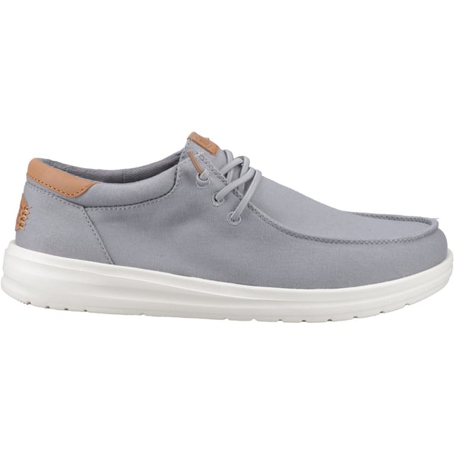 Deze comfortabele schoenen hebben een lichtgewicht, flexibele outsole voor een feathery comfort en een gripbottom voor extra traction. Het zachte canvas bovenwerk, de hak en de voering met leren details tillen je look naar een hoger niveau, terwijl ons gemakkelijke aan-systeem alles moeiteloos houdt.