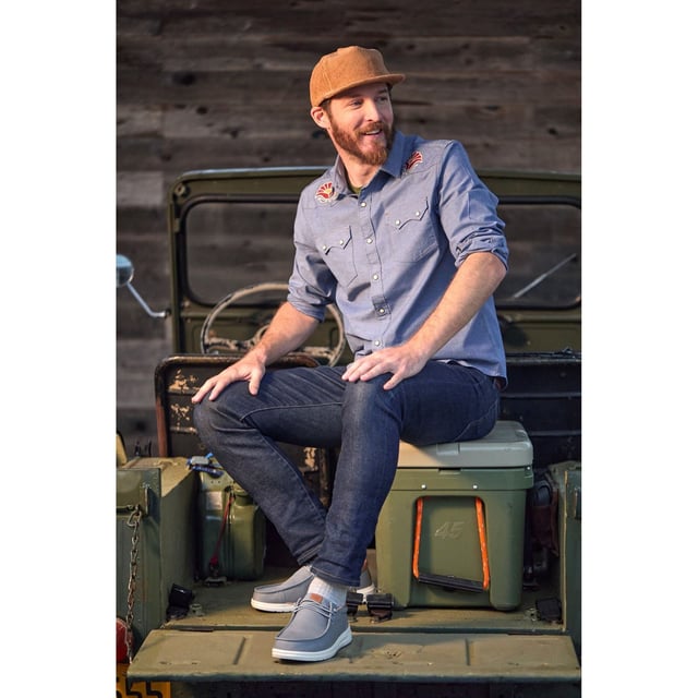 Deze comfortabele schoenen hebben een lichtgewicht, flexibele outsole voor een feathery comfort en een gripbottom voor extra traction. Het zachte canvas bovenwerk, de hak en de voering met leren details tillen je look naar een hoger niveau, terwijl ons gemakkelijke aan-systeem alles moeiteloos houdt.