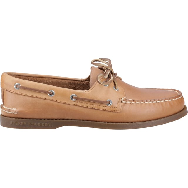Unser Authentisches Original ist mehr als nur ein klassisches Design – es ist zu einem Ikone des Stils geworden. Aus vollnarbigem Leder, handgenähtem Mokassinaufbau und unserer charakteristischen Sperry-Rasiermesserschnitt-Wave-Siping-Technologie für ultimative Trocken-/Nassgriff gefertigt.