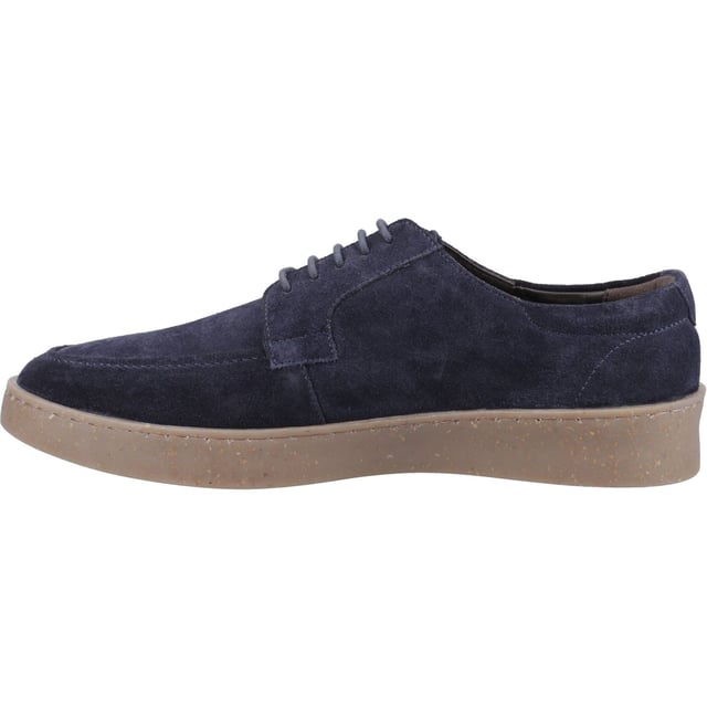Hush Puppies Rafael Wildleder Herren Schnürschuhe in Marineblau Mit einem Obermaterial aus Wildleder, detailliertem Mokassin-Zehenbereich und einer Memory-Schaum-Einlegesohle für den ganzen Tag Komfort ist der Rafael eine stilvolle Wahl für den täglichen lässigen Stil.