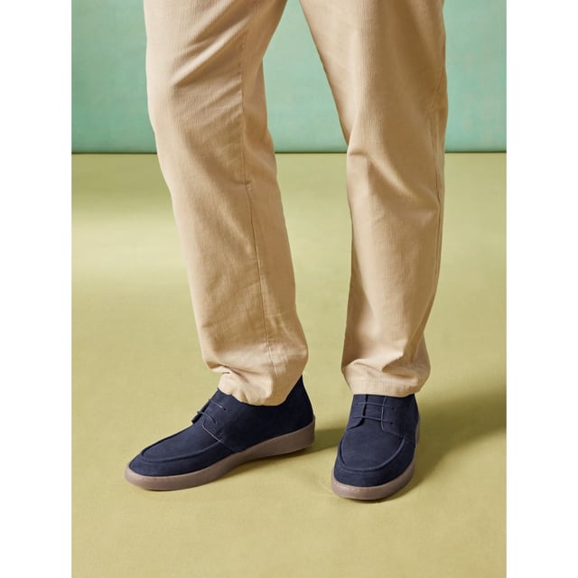 Hush Puppies Rafael Wildleder Herren Schnürschuhe in Marineblau Mit einem Obermaterial aus Wildleder, detailliertem Mokassin-Zehenbereich und einer Memory-Schaum-Einlegesohle für den ganzen Tag Komfort ist der Rafael eine stilvolle Wahl für den täglichen lässigen Stil.