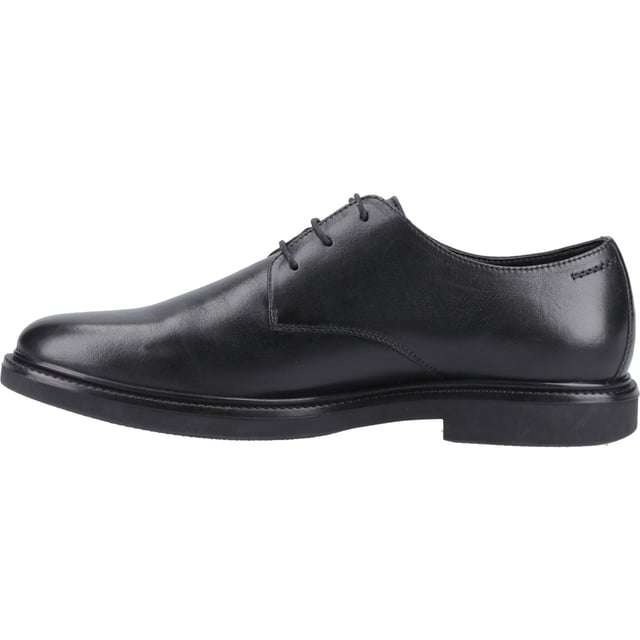 Hush Puppies Kye Leren Zwarte Veterschoenen voor Heren Een klassieke slimme stijl perfect voor op kantoor, de Kye beschikt over een comfortabele kusseninlegzool, textielen voering en leren kraag om je de hele dag door comfortabel te houden.
