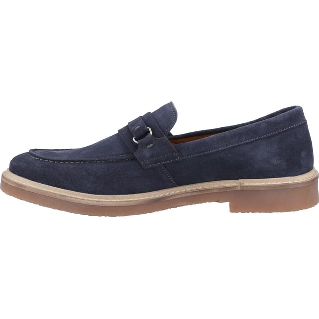Hush Puppies Gryffin Leren Heren Marineblauwe Instappers Met stikdetails, een zacht suede bovenwerk en een casual instapperstijl is de Gryffin perfect voor comfortabele, stijlvolle zomeravonden.