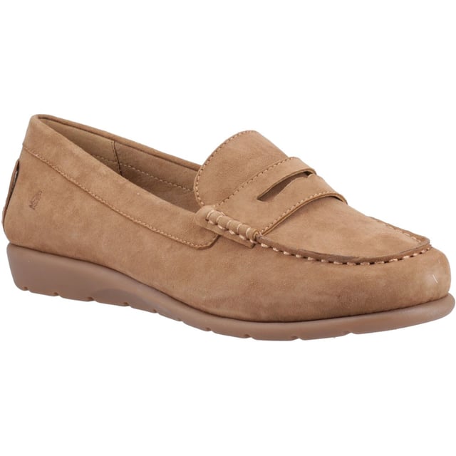 Hush Puppies Shelby Suede Dames Suède Bruine Loafers Een klassiek stijlvolle leren instapper met een lichte hak, met een soepele leren bovenkant en zachte microvezel voering waarin je comfortabel kunt stappen met de Shelby
