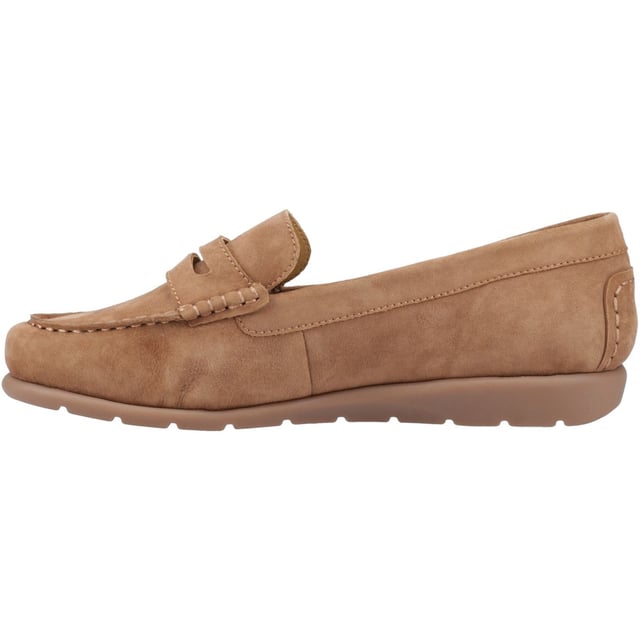 Hush Puppies Shelby Suede Dames Suède Bruine Loafers Een klassiek stijlvolle leren instapper met een lichte hak, met een soepele leren bovenkant en zachte microvezel voering waarin je comfortabel kunt stappen met de Shelby
