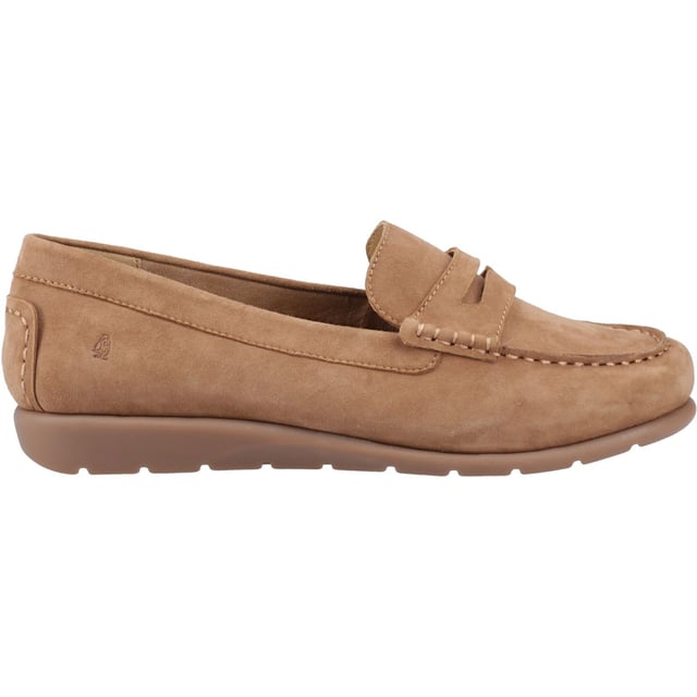 Hush Puppies Shelby Suede Dames Suède Bruine Loafers Een klassiek stijlvolle leren instapper met een lichte hak, met een soepele leren bovenkant en zachte microvezel voering waarin je comfortabel kunt stappen met de Shelby