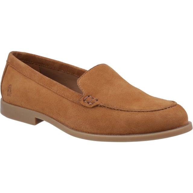 Hush Puppies Natasha Leren Dames Tan Loafers Een luxueuze instapper met een boterzachte suède bovenkant, een gewatteerde binnenzool voor comfort de hele dag door, en een slanke silhouette die elke outfit naar een hoger niveau tilt.