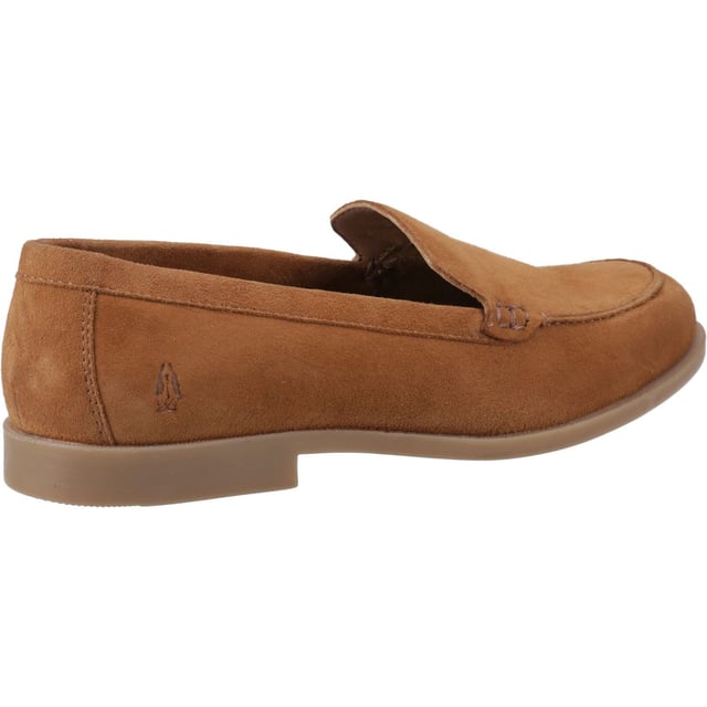 Hush Puppies Natasha Leren Dames Tan Loafers Een luxueuze instapper met een boterzachte suède bovenkant, een gewatteerde binnenzool voor comfort de hele dag door, en een slanke silhouette die elke outfit naar een hoger niveau tilt.