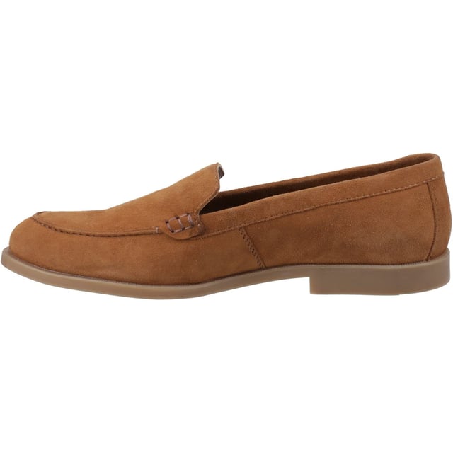 Hush Puppies Natasha Leren Dames Tan Loafers Een luxueuze instapper met een boterzachte suède bovenkant, een gewatteerde binnenzool voor comfort de hele dag door, en een slanke silhouette die elke outfit naar een hoger niveau tilt.