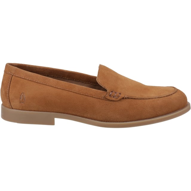 Hush Puppies Natasha Leren Dames Tan Loafers Een luxueuze instapper met een boterzachte suède bovenkant, een gewatteerde binnenzool voor comfort de hele dag door, en een slanke silhouette die elke outfit naar een hoger niveau tilt.