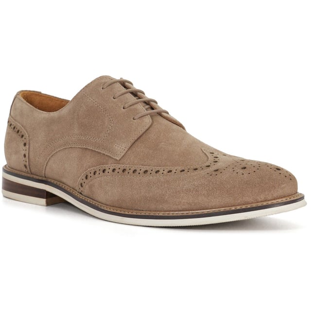 Dune Stanford Wildleder Herren Beigefarbene Brogues Schuhe Ein traditioneller Brogue mit einem zeitgenössischen Twist, es sind die Details, die bei unseren Stanford Schnürschuhen entscheidend sind. Ruhe auf einem gestapelten Absatz, mit unserer charakteristischen blauen Sohle, einem kontrastierenden Rand und sichtbaren Nähten für einen zeitlosen Brogue.