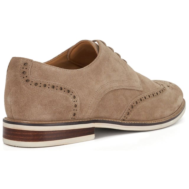 Dune Stanford Wildleder Herren Beigefarbene Brogues Schuhe Ein traditioneller Brogue mit einem zeitgenössischen Twist, es sind die Details, die bei unseren Stanford Schnürschuhen entscheidend sind. Ruhe auf einem gestapelten Absatz, mit unserer charakteristischen blauen Sohle, einem kontrastierenden Rand und sichtbaren Nähten für einen zeitlosen Brogue.