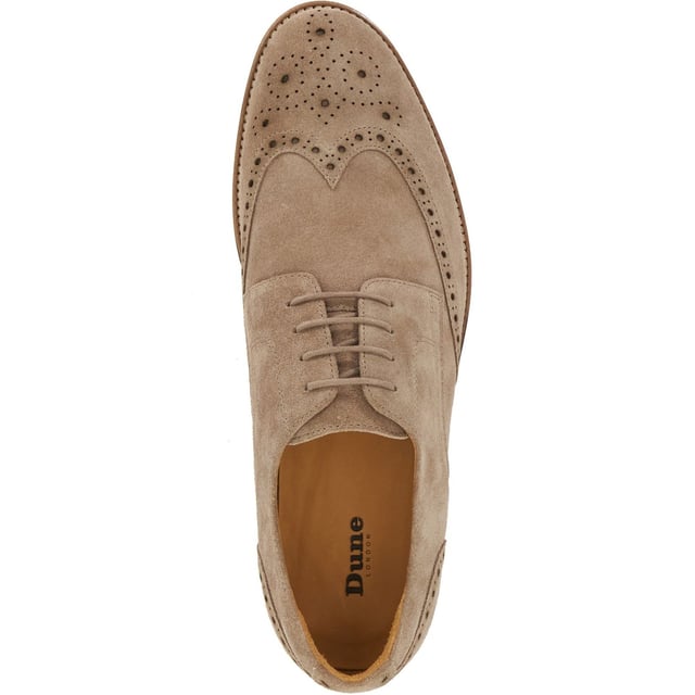 Dune Stanford Wildleder Herren Beigefarbene Brogues Schuhe Ein traditioneller Brogue mit einem zeitgenössischen Twist, es sind die Details, die bei unseren Stanford Schnürschuhen entscheidend sind. Ruhe auf einem gestapelten Absatz, mit unserer charakteristischen blauen Sohle, einem kontrastierenden Rand und sichtbaren Nähten für einen zeitlosen Brogue.