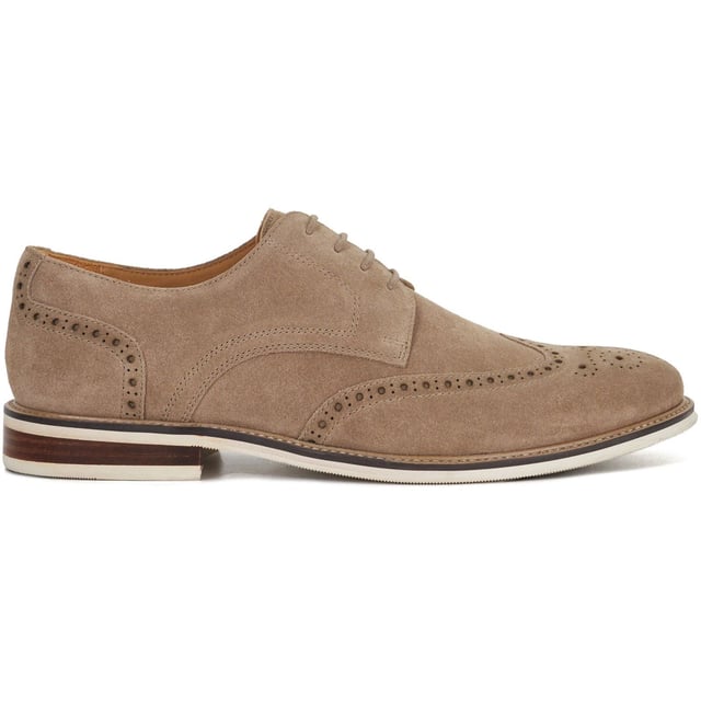 Dune Stanford Wildleder Herren Beigefarbene Brogues Schuhe Ein traditioneller Brogue mit einem zeitgenössischen Twist, es sind die Details, die bei unseren Stanford Schnürschuhen entscheidend sind. Ruhe auf einem gestapelten Absatz, mit unserer charakteristischen blauen Sohle, einem kontrastierenden Rand und sichtbaren Nähten für einen zeitlosen Brogue.