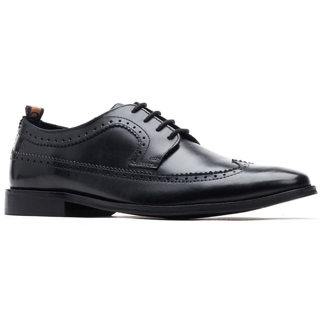 Hergestellt aus glattem Leder, zeichnet sich der Havisham formelle Herrenschuh durch wunderschöne Broguedetails und eine Flügelspitze aus, die bis zur Ferse verläuft, wo das Base-Logo in das Leder geprägt ist.