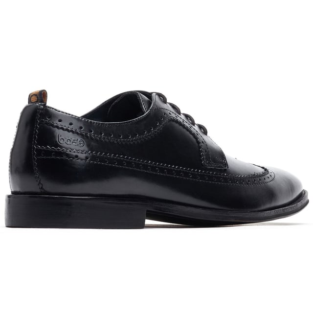 Hergestellt aus glattem Leder, zeichnet sich der Havisham formelle Herrenschuh durch wunderschöne Broguedetails und eine Flügelspitze aus, die bis zur Ferse verläuft, wo das Base-Logo in das Leder geprägt ist.