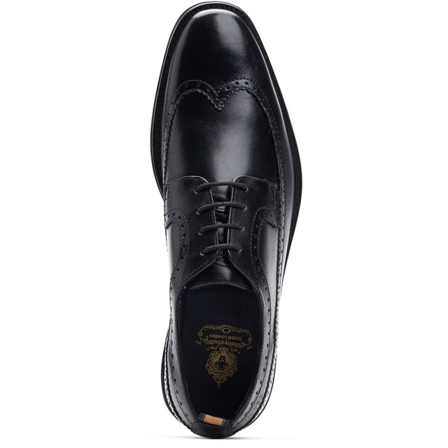 Hergestellt aus glattem Leder, zeichnet sich der Havisham formelle Herrenschuh durch wunderschöne Broguedetails und eine Flügelspitze aus, die bis zur Ferse verläuft, wo das Base-Logo in das Leder geprägt ist.