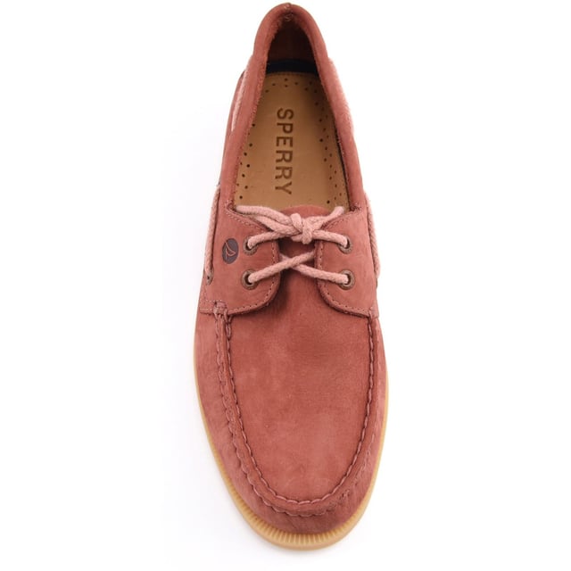 Diese ikonische Silhouette hebt sich durch überlegene Handwerkskunst und Liebe zum Detail ab, verkörpert in einem luxuriösen Wildleder-Obermaterial mit traditioneller Mokassin-Konstruktion. Wie immer verfügen diese Bootsschuhe über unser charakteristisches 360°-Schnürsystem.