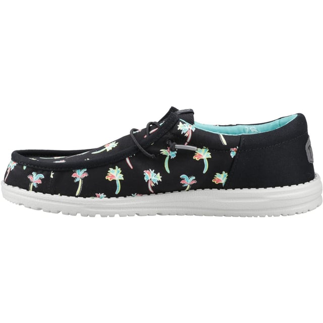 Aloha voor comfortabele voeten! Met levendige palmbomenprints op een coole katoenen bovenkant, is de Wally Funk Party Palm als een Hawaiiaans shirt voor je voeten. Makkelijk aan te trekken met een lichte, flexibele zool, zijn ze de perfecte feestgenoten.