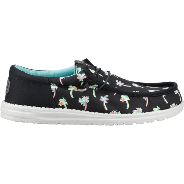 Aloha voor comfortabele voeten! Met levendige palmbomenprints op een coole katoenen bovenkant, is de Wally Funk Party Palm als een Hawaiiaans shirt voor je voeten. Makkelijk aan te trekken met een lichte, flexibele zool, zijn ze de perfecte feestgenoten.