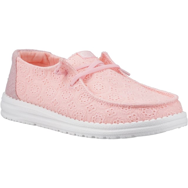 Comfort ontmoet zelfvertrouwen met de Wendy Eyelet. Deze schattige zomerse must-haves hebben een gestructureerde eyelet bovenkant en een comfortabele pasvorm, zodat je je dag in stijl kunt veroveren.