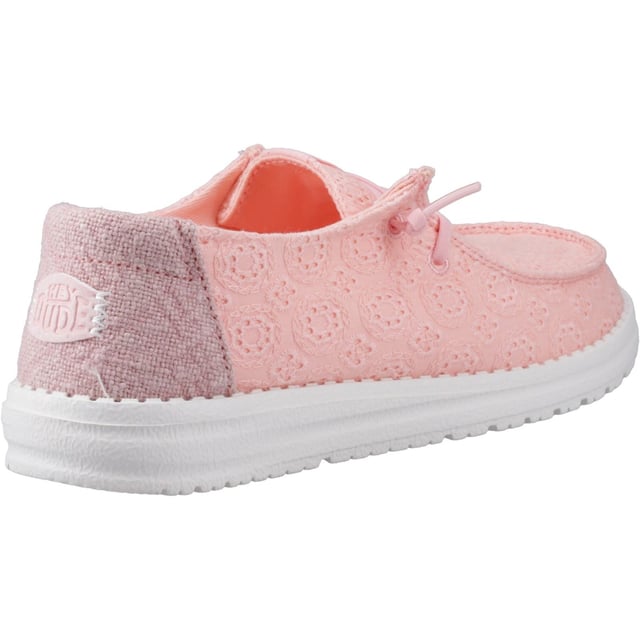 Comfort ontmoet zelfvertrouwen met de Wendy Eyelet. Deze schattige zomerse must-haves hebben een gestructureerde eyelet bovenkant en een comfortabele pasvorm, zodat je je dag in stijl kunt veroveren.