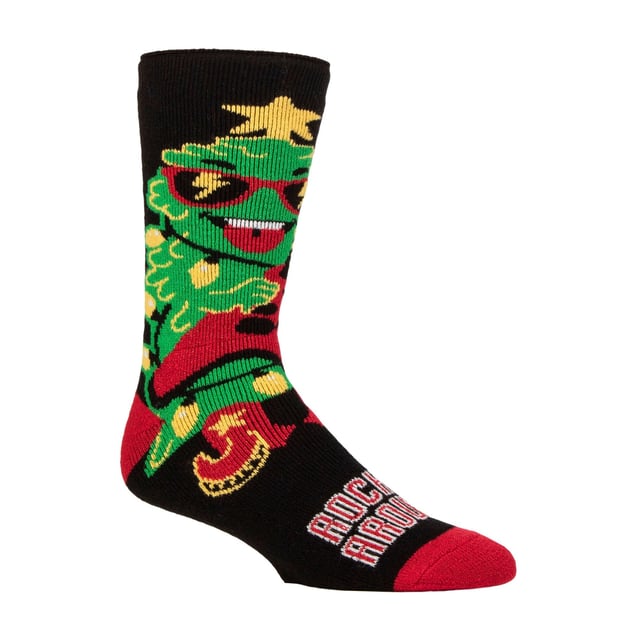 Calcetines térmicos navideños Heat Holders Lite para hombres y mujeres: ¿Por qué no celebrar la Navidad con estilo, manteniendo tus pies calentitos y contando con un calcetín que puede adaptarse a un zapato de vestir normal o a unas zapatillas deportivas? Puedes hacerlo con los nuevos calcetines de casa navideños de Heat Holders. Con un sólido índice de tog de 1.6, ¡tus pies pueden seguir estando extremadamente cálidos! Características Principales. Hilo Heat Holders - Nuestro hilo térmico especialmente desarrollado proporciona un alto rendimiento de aislamiento contra el frío con habilidades superiores de transpiración de humedad. Bucles Heat Holders - La innovadora tecnología de tejido produce nuestro único y extra largo tejido con bucles acolchados que retienen más aire caliente, aumentando la calificación TOG. Cepillado Heat Holders - Finalmente, nuestro experto proceso de cepillado maximiza la cantidad de aire caliente atrapado dentro de cada calcetín para un calor total y comodidad durante todo el día. Calificación Heat Holders Lite Long Tog - Estos calcetines han sido probados científicamente para ser 5 veces más cálidos que un calcetín de algodón básico, con una calificación tog de 1.6. Esta nueva versión de Heat Holders soluciona el problema de 'demasiado grueso' de los Heat Holders originales. Estos calcetines están hechos de 91% acrílico, 5% nailon, 3% poliéster y 1% elastano, están disponibles en 2 tamaños: Hombres 6-11 UK, Mujeres 4-8 UK y vienen en cuatro estilos. Son lavables a máquina de forma segura. Detalles Adicionales del Producto: Estilos Festivos Lite de Heat Holders para hombres y mujeres, regalo perfecto de Navidad, calificación de 1.6 Tog, elige entre 2 estilos por tamaño, dos tamaños disponibles.