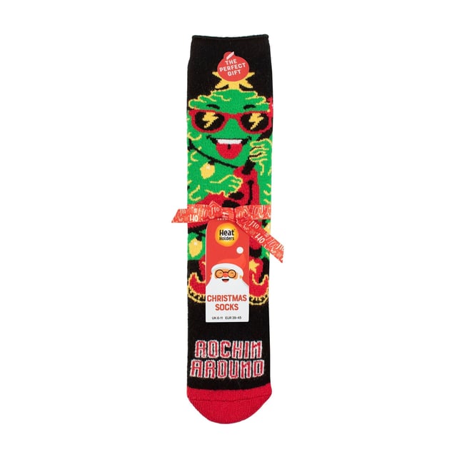 Calcetines térmicos navideños Heat Holders Lite para hombres y mujeres: ¿Por qué no celebrar la Navidad con estilo, manteniendo tus pies calentitos y contando con un calcetín que puede adaptarse a un zapato de vestir normal o a unas zapatillas deportivas? Puedes hacerlo con los nuevos calcetines de casa navideños de Heat Holders. Con un sólido índice de tog de 1.6, ¡tus pies pueden seguir estando extremadamente cálidos! Características Principales. Hilo Heat Holders - Nuestro hilo térmico especialmente desarrollado proporciona un alto rendimiento de aislamiento contra el frío con habilidades superiores de transpiración de humedad. Bucles Heat Holders - La innovadora tecnología de tejido produce nuestro único y extra largo tejido con bucles acolchados que retienen más aire caliente, aumentando la calificación TOG. Cepillado Heat Holders - Finalmente, nuestro experto proceso de cepillado maximiza la cantidad de aire caliente atrapado dentro de cada calcetín para un calor total y comodidad durante todo el día. Calificación Heat Holders Lite Long Tog - Estos calcetines han sido probados científicamente para ser 5 veces más cálidos que un calcetín de algodón básico, con una calificación tog de 1.6. Esta nueva versión de Heat Holders soluciona el problema de 'demasiado grueso' de los Heat Holders originales. Estos calcetines están hechos de 91% acrílico, 5% nailon, 3% poliéster y 1% elastano, están disponibles en 2 tamaños: Hombres 6-11 UK, Mujeres 4-8 UK y vienen en cuatro estilos. Son lavables a máquina de forma segura. Detalles Adicionales del Producto: Estilos Festivos Lite de Heat Holders para hombres y mujeres, regalo perfecto de Navidad, calificación de 1.6 Tog, elige entre 2 estilos por tamaño, dos tamaños disponibles.
