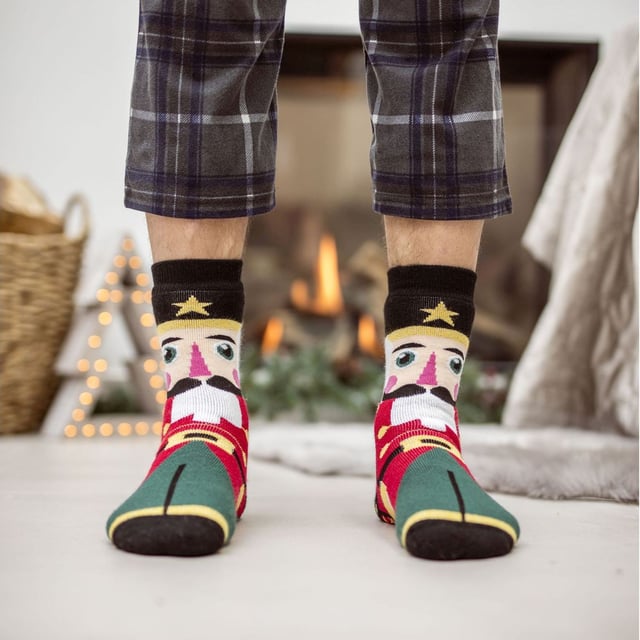 Calcetines térmicos navideños Heat Holders Lite para hombres y mujeres: ¿Por qué no celebrar la Navidad con estilo, manteniendo tus pies calentitos y contando con un calcetín que puede adaptarse a un zapato de vestir normal o a unas zapatillas deportivas? Puedes hacerlo con los nuevos calcetines de casa navideños de Heat Holders. Con un sólido índice de tog de 1.6, ¡tus pies pueden seguir estando extremadamente cálidos! Características Principales. Hilo Heat Holders - Nuestro hilo térmico especialmente desarrollado proporciona un alto rendimiento de aislamiento contra el frío con habilidades superiores de transpiración de humedad. Bucles Heat Holders - La innovadora tecnología de tejido produce nuestro único y extra largo tejido con bucles acolchados que retienen más aire caliente, aumentando la calificación TOG. Cepillado Heat Holders - Finalmente, nuestro experto proceso de cepillado maximiza la cantidad de aire caliente atrapado dentro de cada calcetín para un calor total y comodidad durante todo el día. Calificación Heat Holders Lite Long Tog - Estos calcetines han sido probados científicamente para ser 5 veces más cálidos que un calcetín de algodón básico, con una calificación tog de 1.6. Esta nueva versión de Heat Holders soluciona el problema de 'demasiado grueso' de los Heat Holders originales. Estos calcetines están hechos de 91% acrílico, 5% nailon, 3% poliéster y 1% elastano, están disponibles en 2 tamaños: Hombres 6-11 UK, Mujeres 4-8 UK y vienen en cuatro estilos. Son lavables a máquina de forma segura. Detalles Adicionales del Producto: Estilos Festivos Lite de Heat Holders para hombres y mujeres, regalo perfecto de Navidad, calificación de 1.6 Tog, elige entre 2 estilos por tamaño, dos tamaños disponibles.