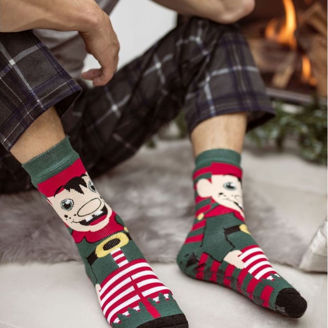Calcetines térmicos navideños Heat Holders Lite para hombres y mujeres: ¿Por qué no celebrar la Navidad con estilo, manteniendo tus pies calentitos y contando con un calcetín que puede adaptarse a un zapato de vestir normal o a unas zapatillas deportivas? Puedes hacerlo con los nuevos calcetines de casa navideños de Heat Holders. Con un sólido índice de tog de 1.6, ¡tus pies pueden seguir estando extremadamente cálidos! Características Principales. Hilo Heat Holders - Nuestro hilo térmico especialmente desarrollado proporciona un alto rendimiento de aislamiento contra el frío con habilidades superiores de transpiración de humedad. Bucles Heat Holders - La innovadora tecnología de tejido produce nuestro único y extra largo tejido con bucles acolchados que retienen más aire caliente, aumentando la calificación TOG. Cepillado Heat Holders - Finalmente, nuestro experto proceso de cepillado maximiza la cantidad de aire caliente atrapado dentro de cada calcetín para un calor total y comodidad durante todo el día. Calificación Heat Holders Lite Long Tog - Estos calcetines han sido probados científicamente para ser 5 veces más cálidos que un calcetín de algodón básico, con una calificación tog de 1.6. Esta nueva versión de Heat Holders soluciona el problema de 'demasiado grueso' de los Heat Holders originales. Estos calcetines están hechos de 91% acrílico, 5% nailon, 3% poliéster y 1% elastano, están disponibles en 2 tamaños: Hombres 6-11 UK, Mujeres 4-8 UK y vienen en cuatro estilos. Son lavables a máquina de forma segura. Detalles Adicionales del Producto: Estilos Festivos Lite de Heat Holders para hombres y mujeres, regalo perfecto de Navidad, calificación de 1.6 Tog, elige entre 2 estilos por tamaño, dos tamaños disponibles.