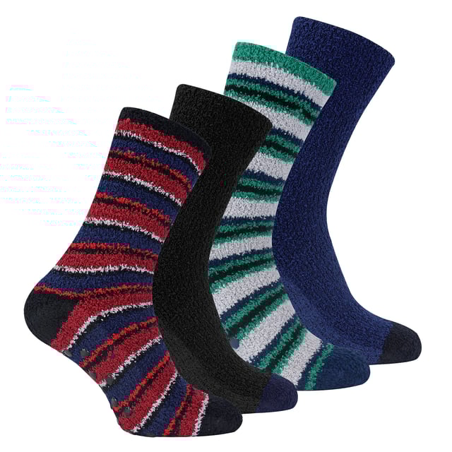 Calcetines acogedores gruesos para hombres Sock Snob (paquete de 4): Los calcetines acogedores gruesos para hombres de Sock Snob son la elección perfecta para aquellos que necesitan un poco de calor y comodidad extra en su vida. Estos lujosos calcetines para cama, suaves, gruesos y esponjosos, mantendrán tus pies cómodos en casa, sin importar cuán frío esté afuera. Ideales para mantener tus pies calientes durante los meses de invierno, estos suaves y esponjosos calcetines tienen antideslizantes en la suela para prevenir resbalones y caídas en superficies de madera dura, proporcionando un agarre adicional. Gruesos y súper cálidos, estos calcetines son perfectos para el clima frío. Han sido diseñados con un tejido más grueso para garantizar que sean duraderos y resistan un uso repetido. Póntelos después de un largo día y pasa una velada relajándote en casa. Estos calcetines vienen en 3 combinaciones de colores diferentes, así que puedes elegir el par perfecto para ti: Gris/Azul, Negro/Rayas Naranjas y Azul/Rayas Rojas. También serían un excelente regalo para el hombre en tu vida, dándole comodidad y calor adicionales. Estos calcetines para hombres vienen en 4 pares por paquete y están disponibles en 3 opciones de color. Están hechos de: 98% Poliéster y 2% Elastano, son de talla única para hombres: 6-11 UK (39-45 EUR, 7-12 US) y son completamente lavables a máquina. Detalles adicionales del producto: Calcetines acogedores para hombres 4 pares por paquete Calcetines de cama esponjosos Antideslizantes Gruesos y cálidos Hechos para el invierno Perfectos para relajarse en casa 3 opciones de color Talla única para hombres: 6-11 UK