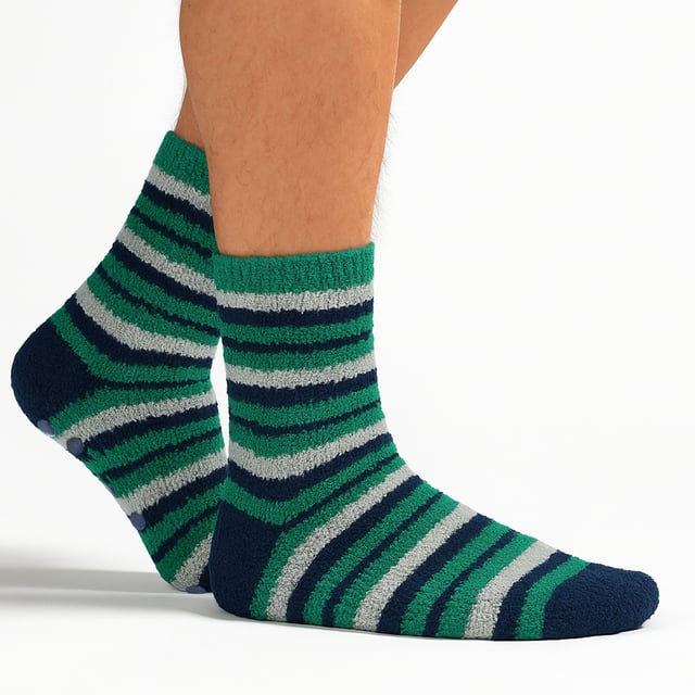 Calcetines acogedores gruesos para hombres Sock Snob (paquete de 4): Los calcetines acogedores gruesos para hombres de Sock Snob son la elección perfecta para aquellos que necesitan un poco de calor y comodidad extra en su vida. Estos lujosos calcetines para cama, suaves, gruesos y esponjosos, mantendrán tus pies cómodos en casa, sin importar cuán frío esté afuera. Ideales para mantener tus pies calientes durante los meses de invierno, estos suaves y esponjosos calcetines tienen antideslizantes en la suela para prevenir resbalones y caídas en superficies de madera dura, proporcionando un agarre adicional. Gruesos y súper cálidos, estos calcetines son perfectos para el clima frío. Han sido diseñados con un tejido más grueso para garantizar que sean duraderos y resistan un uso repetido. Póntelos después de un largo día y pasa una velada relajándote en casa. Estos calcetines vienen en 3 combinaciones de colores diferentes, así que puedes elegir el par perfecto para ti: Gris/Azul, Negro/Rayas Naranjas y Azul/Rayas Rojas. También serían un excelente regalo para el hombre en tu vida, dándole comodidad y calor adicionales. Estos calcetines para hombres vienen en 4 pares por paquete y están disponibles en 3 opciones de color. Están hechos de: 98% Poliéster y 2% Elastano, son de talla única para hombres: 6-11 UK (39-45 EUR, 7-12 US) y son completamente lavables a máquina. Detalles adicionales del producto: Calcetines acogedores para hombres 4 pares por paquete Calcetines de cama esponjosos Antideslizantes Gruesos y cálidos Hechos para el invierno Perfectos para relajarse en casa 3 opciones de color Talla única para hombres: 6-11 UK