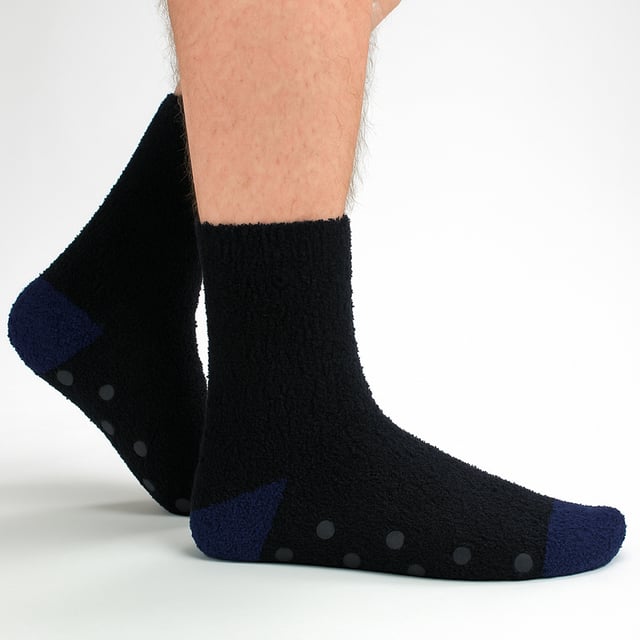 Calcetines acogedores gruesos para hombres Sock Snob (paquete de 4): Los calcetines acogedores gruesos para hombres de Sock Snob son la elección perfecta para aquellos que necesitan un poco de calor y comodidad extra en su vida. Estos lujosos calcetines para cama, suaves, gruesos y esponjosos, mantendrán tus pies cómodos en casa, sin importar cuán frío esté afuera. Ideales para mantener tus pies calientes durante los meses de invierno, estos suaves y esponjosos calcetines tienen antideslizantes en la suela para prevenir resbalones y caídas en superficies de madera dura, proporcionando un agarre adicional. Gruesos y súper cálidos, estos calcetines son perfectos para el clima frío. Han sido diseñados con un tejido más grueso para garantizar que sean duraderos y resistan un uso repetido. Póntelos después de un largo día y pasa una velada relajándote en casa. Estos calcetines vienen en 3 combinaciones de colores diferentes, así que puedes elegir el par perfecto para ti: Gris/Azul, Negro/Rayas Naranjas y Azul/Rayas Rojas. También serían un excelente regalo para el hombre en tu vida, dándole comodidad y calor adicionales. Estos calcetines para hombres vienen en 4 pares por paquete y están disponibles en 3 opciones de color. Están hechos de: 98% Poliéster y 2% Elastano, son de talla única para hombres: 6-11 UK (39-45 EUR, 7-12 US) y son completamente lavables a máquina. Detalles adicionales del producto: Calcetines acogedores para hombres 4 pares por paquete Calcetines de cama esponjosos Antideslizantes Gruesos y cálidos Hechos para el invierno Perfectos para relajarse en casa 3 opciones de color Talla única para hombres: 6-11 UK