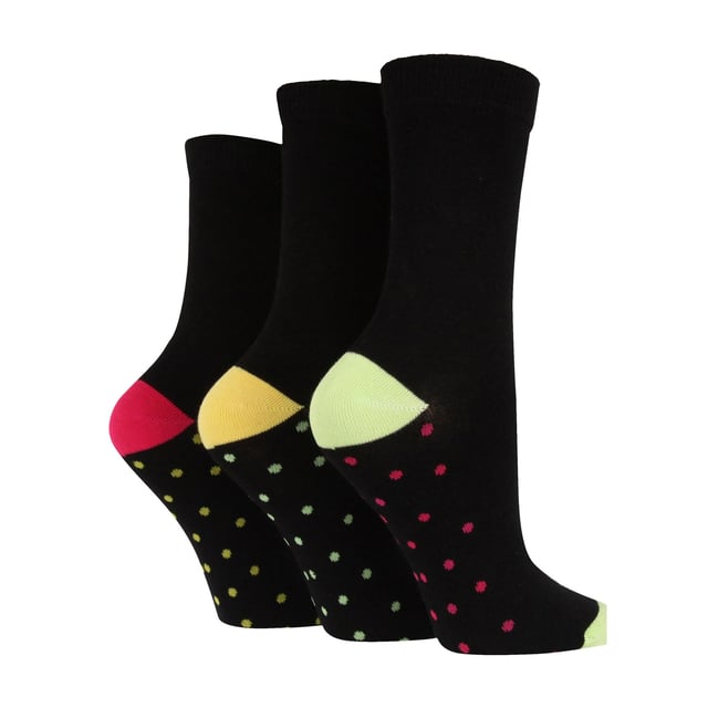 Wildfeet - Juego de 3 pares de calcetines de bambú para mujeres con patrones en los pies: Suaves, sedosos y súper suaves en hermoso bambú, estos tres pares de Calcetines de Bambú con Patrones de Wildfeet son los calcetines ideales para el uso diario para cualquier persona con piel delicada o sensible. Los diseños en colores mezclados se verán bien para cualquier ocasión. El tejido ligero y transpirable se combina con un manejo de la humedad y una regulación térmica, además de ser antibacteriano de forma natural, lo que te proporcionará pies más felices, secos y frescos durante todo el día. El bambú es ecológico y sostenible. Mejor aún, el empaque de estos calcetines está hecho con papel reciclado. Para mayor durabilidad, los dedos y los talones también han sido reforzados de manera invisible. Además, vienen en 7 colores/diseños diferentes que incluyen: 2 tipos de azul marino, negro, lunares azules, lunares amarillos, cebra morada y cebra verde. Wild Feet es una línea de calcetines que presenta diseños geniales, colores atrevidos y frases divertidas, ¡desde pugs y pingüinos, hasta leones y llamas! Hay 7 colores para elegir: negro, azul marino, amarillo, azul, verde y morado. Vienen en una talla única para mujeres 4-8 UK, están hechos de 70% viscosa (de bambú), 28% poliéster, 2% elastano y son lavables a máquina. Detalles adicionales del producto: Calcetines con patrones de Wildfeet para mujeres, lindos patrones en los pies, fibras de bambú súper suaves, 7 opciones de colores/diseños, hechos para el uso diario, una gran idea de regalo, el relleno ideal para media, suaves y transpirables, talla única: 4-8 UK, lavables a máquina.